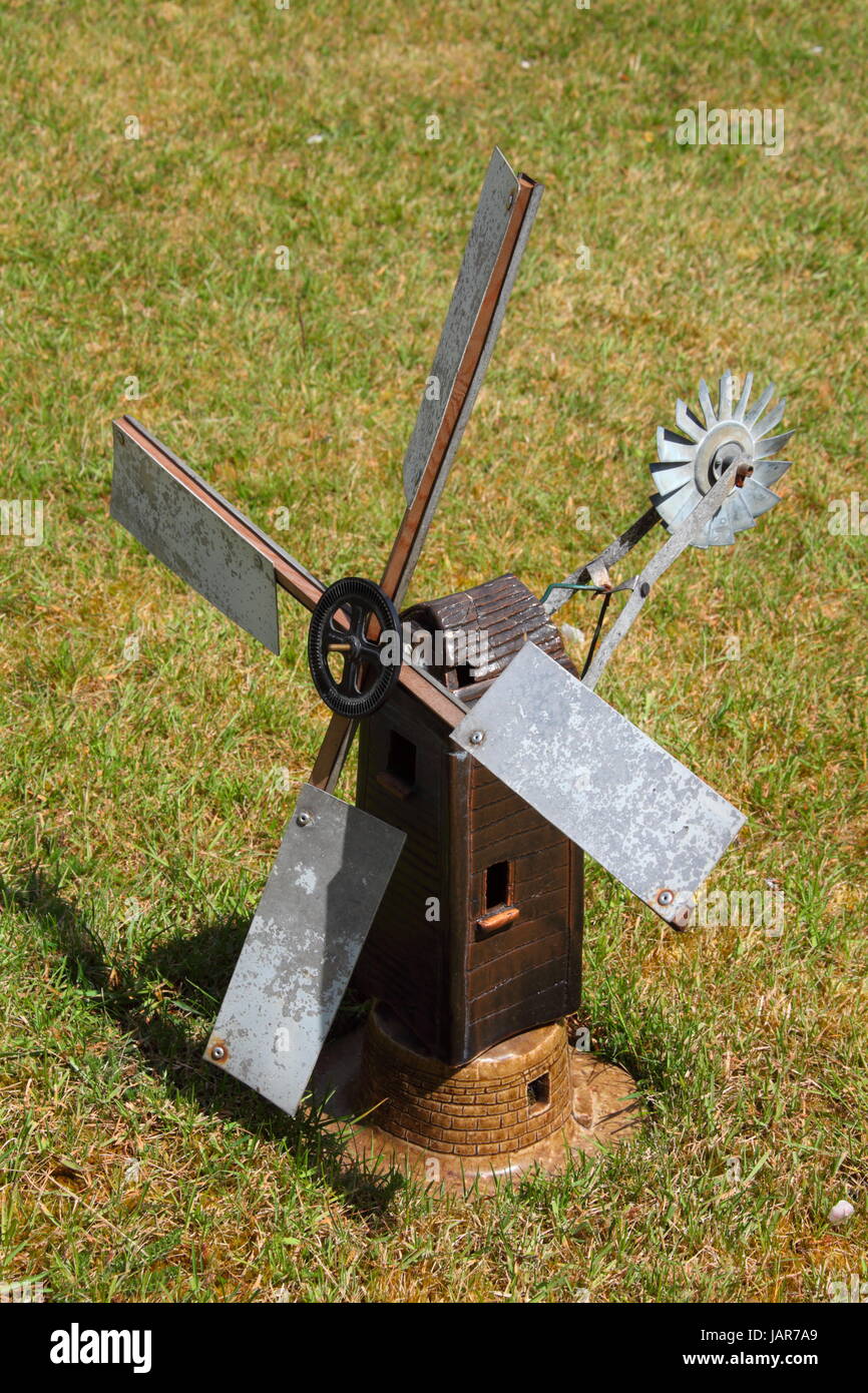 Eine handgemachte funktionierende Windmühle im Garten des Herstellers, hergestellt aus gebranntem Ton, Metall und ein paar Meccano-Komponenten, Stockfoto