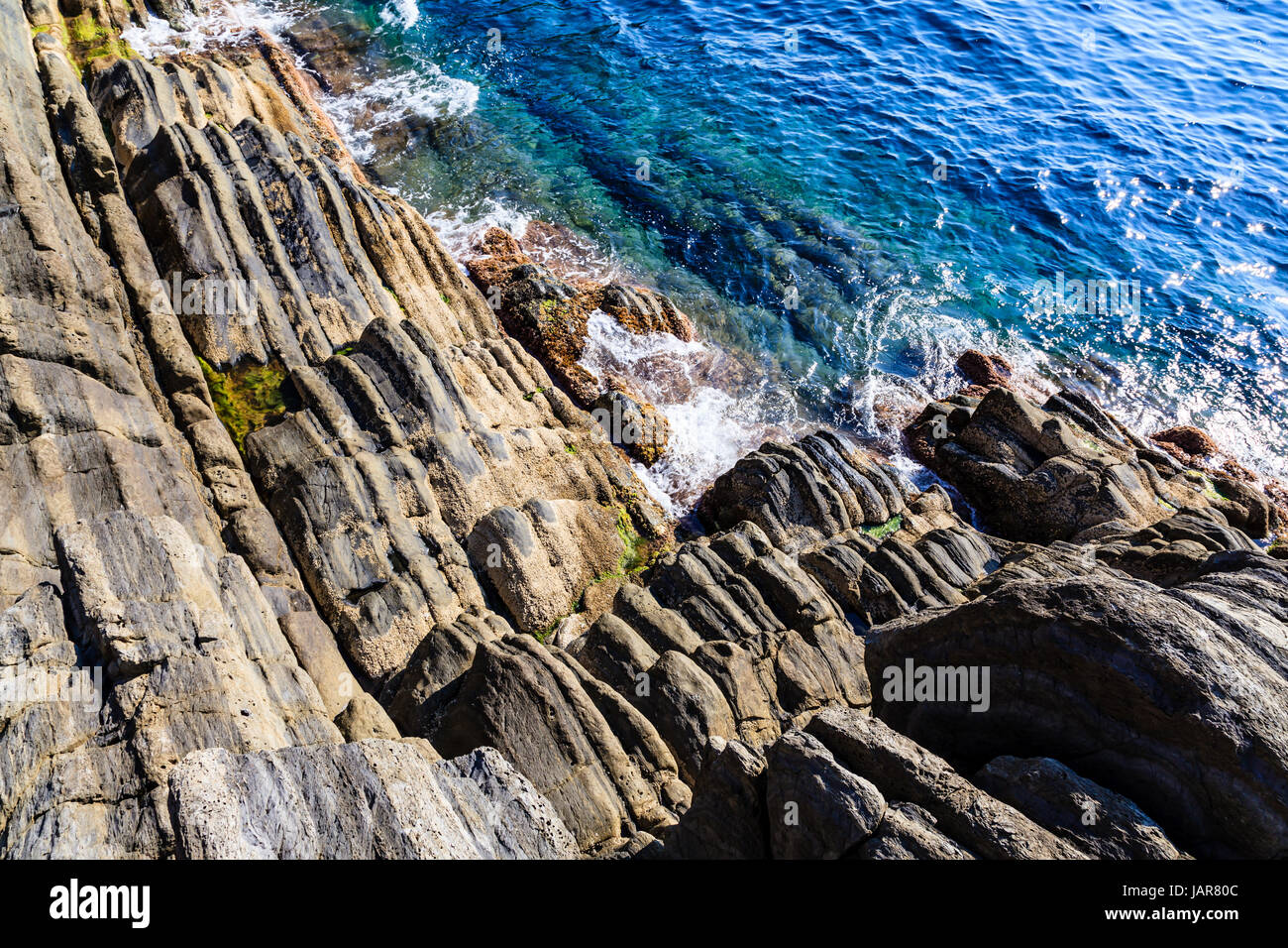 Klippen und Mittelmeer in Cinque Terre, Italien Stockfoto