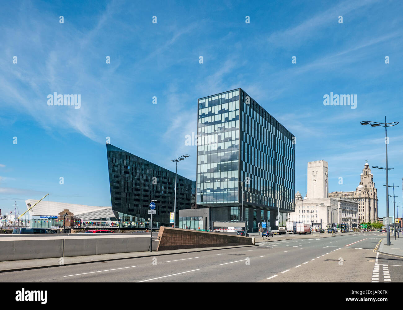 Blick von Liverpools Strang zeigt Museum of Liverpool, Open Eye Gallery, Travelodge Hotel und Liver Building Stockfoto