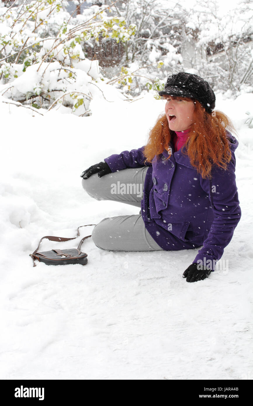 Die Gefahr von Unfällen durch Schnee Glätten von Pfaden Stockfoto