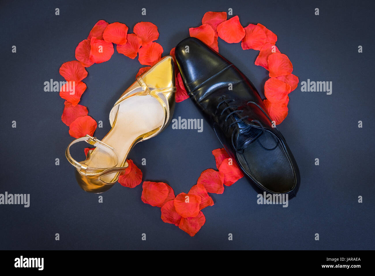 Schwarz-Gold Schuhe Stockfoto