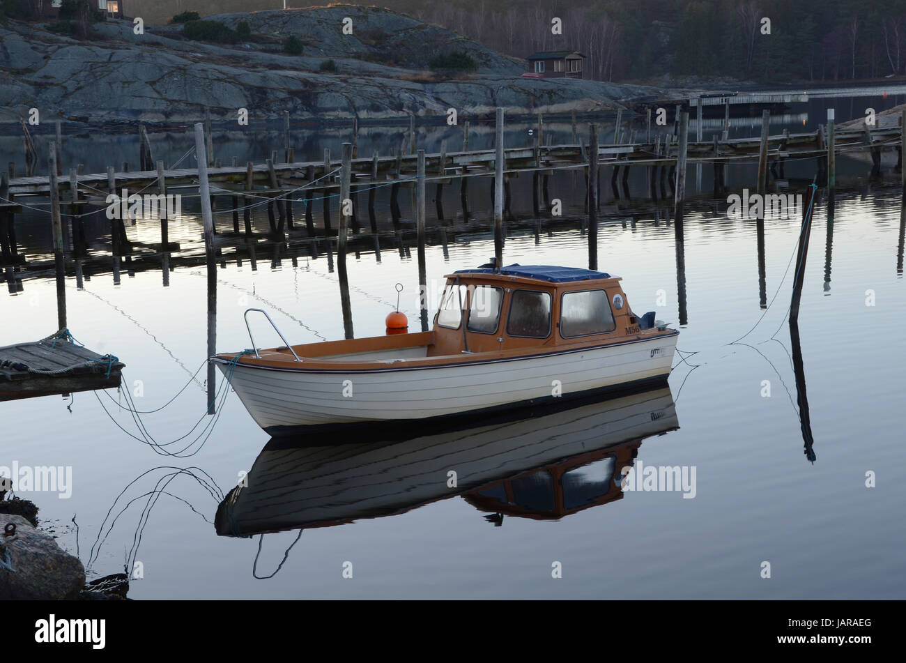 Ensam Båt ich Hamnen En Höstdag ich Skymningen Lonely Boot im Hafen an einem Herbsttag in der Abenddämmerung Stockfoto