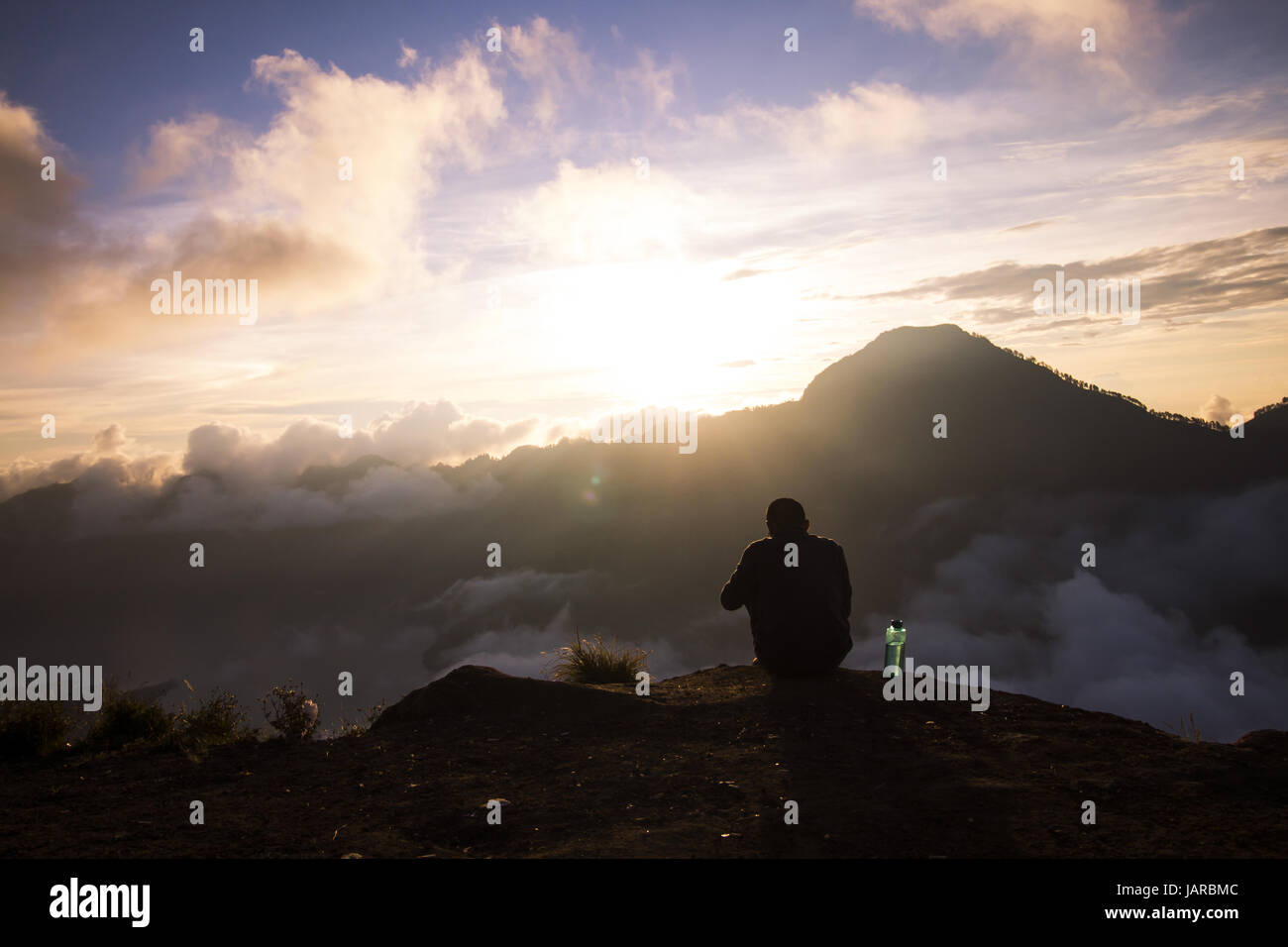 Die untergehende Sonne sammelte erste Zuschauer ein, was schließlich zu einer beträchtlichen Reihe schwoll. Stockfoto