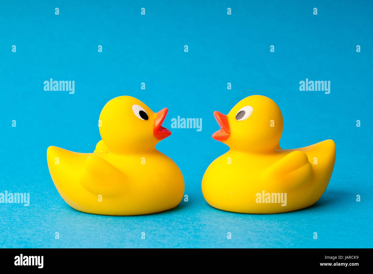 zwei gelbe Plastikspielzeug Enten einander zugewandt Stockfoto
