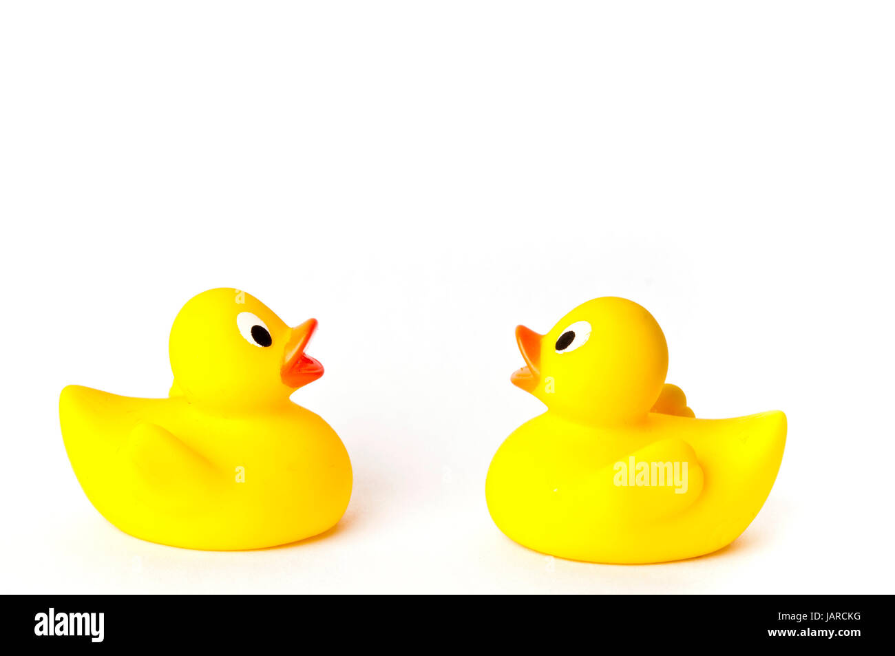 zwei gelbe Plastikspielzeug Enten isoliert Stockfoto