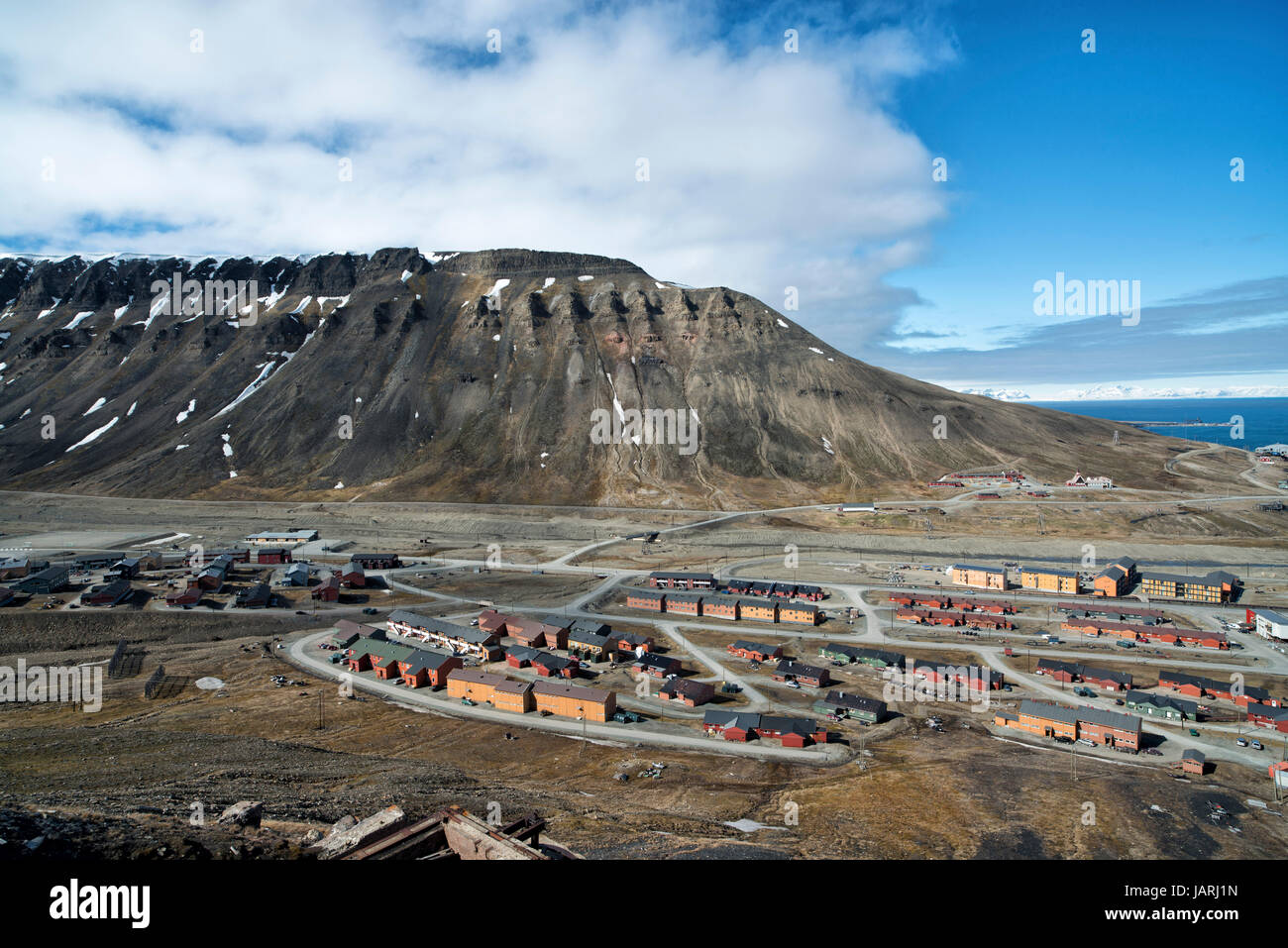Panoramablick von Longyearbyen und Platåberget. Blick in Longyearbyen und Platåberget. Stockfoto