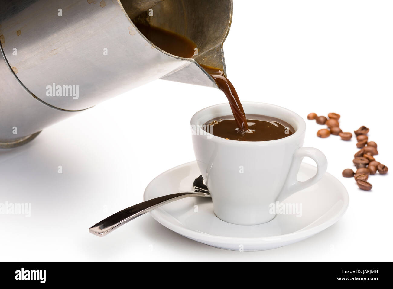 Kaffeekanne gießt schwarzen Kaffee in Tasse, auf weißem Hintergrund Stockfoto