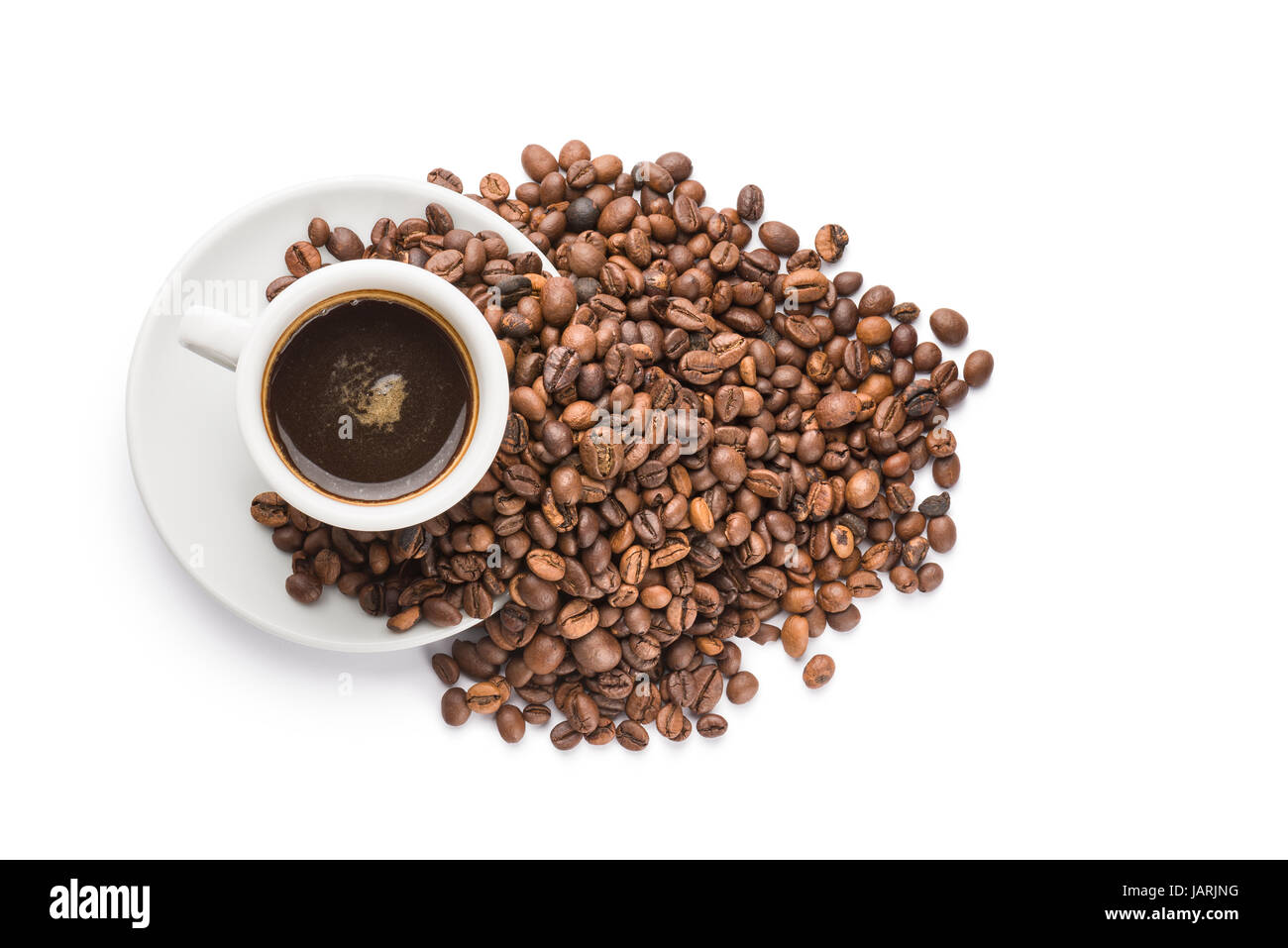 Reihe von Kaffeebohnen auf Tasse Kaffee auf weißem Hintergrund Stockfoto
