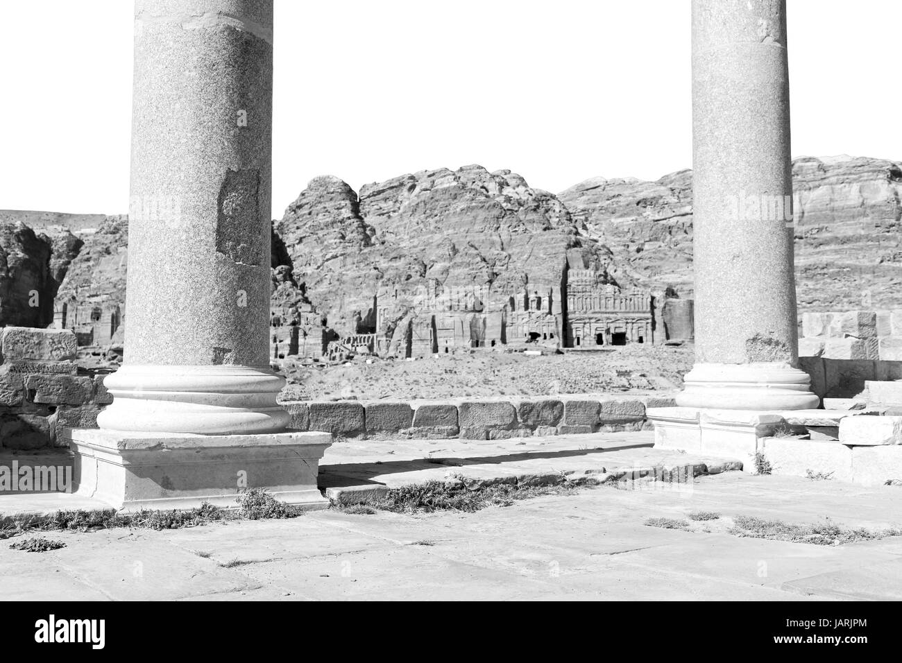 Petra Jordan den Blick auf die Monumente aus den Ruinen der antiken Kirche Stockfoto