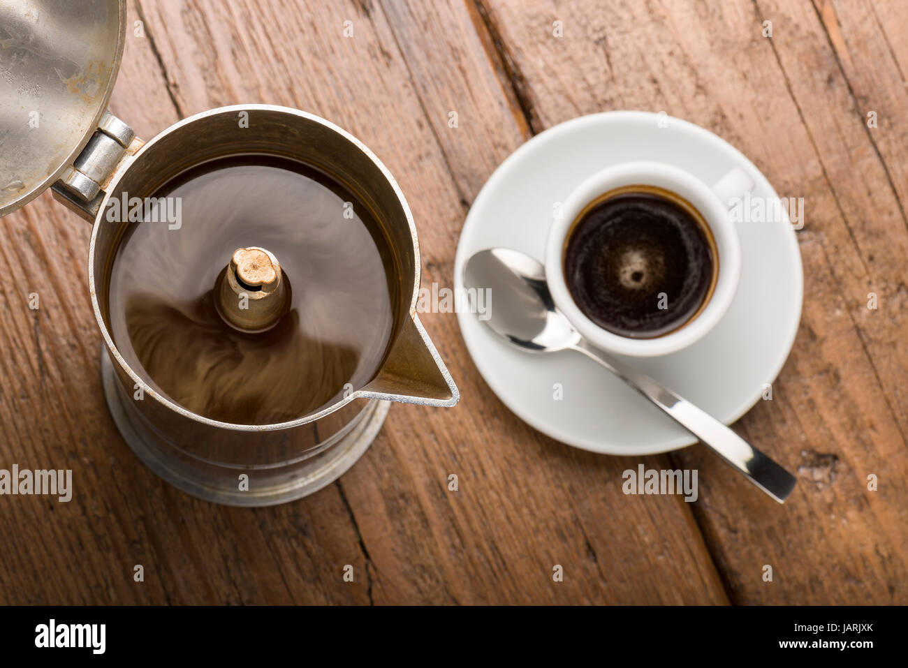 Kaffeekanne und Tasse Kaffee auf Holztisch Stockfoto