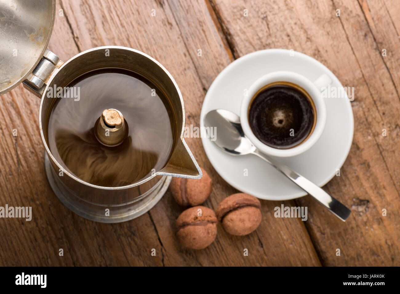 Kaffeekanne und Tasse Kaffee mit Schokolade Cookies auf Holztisch Stockfoto
