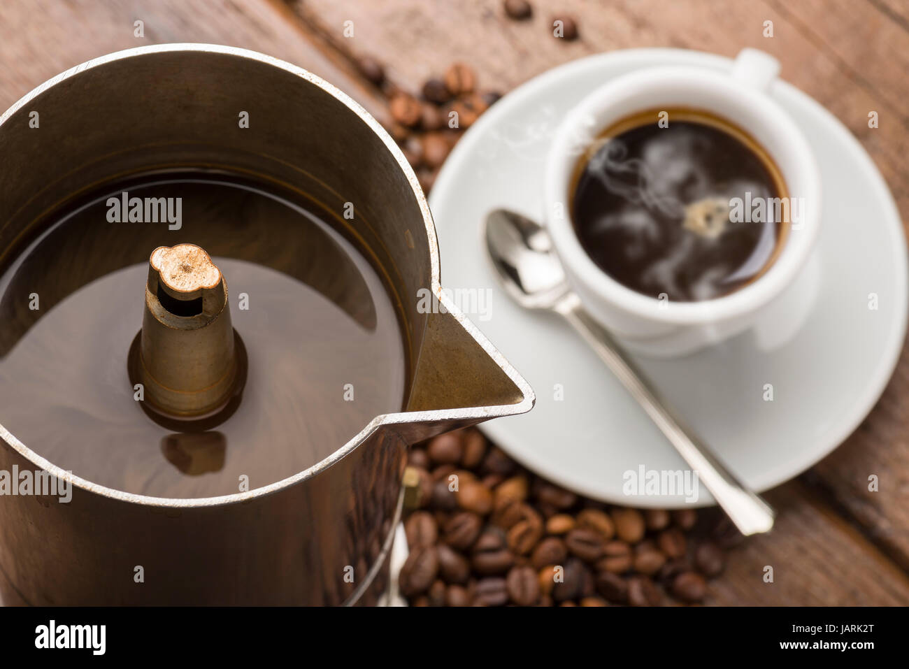Nahaufnahme der Kaffeekanne und Tasse Kaffee auf Holztisch Stockfoto