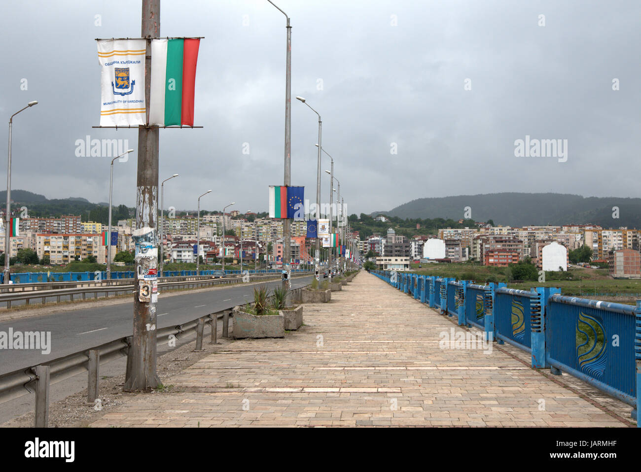 Der Fußgänger Seite einer Brücke in Kardschali, Bulgarien. Stockfoto