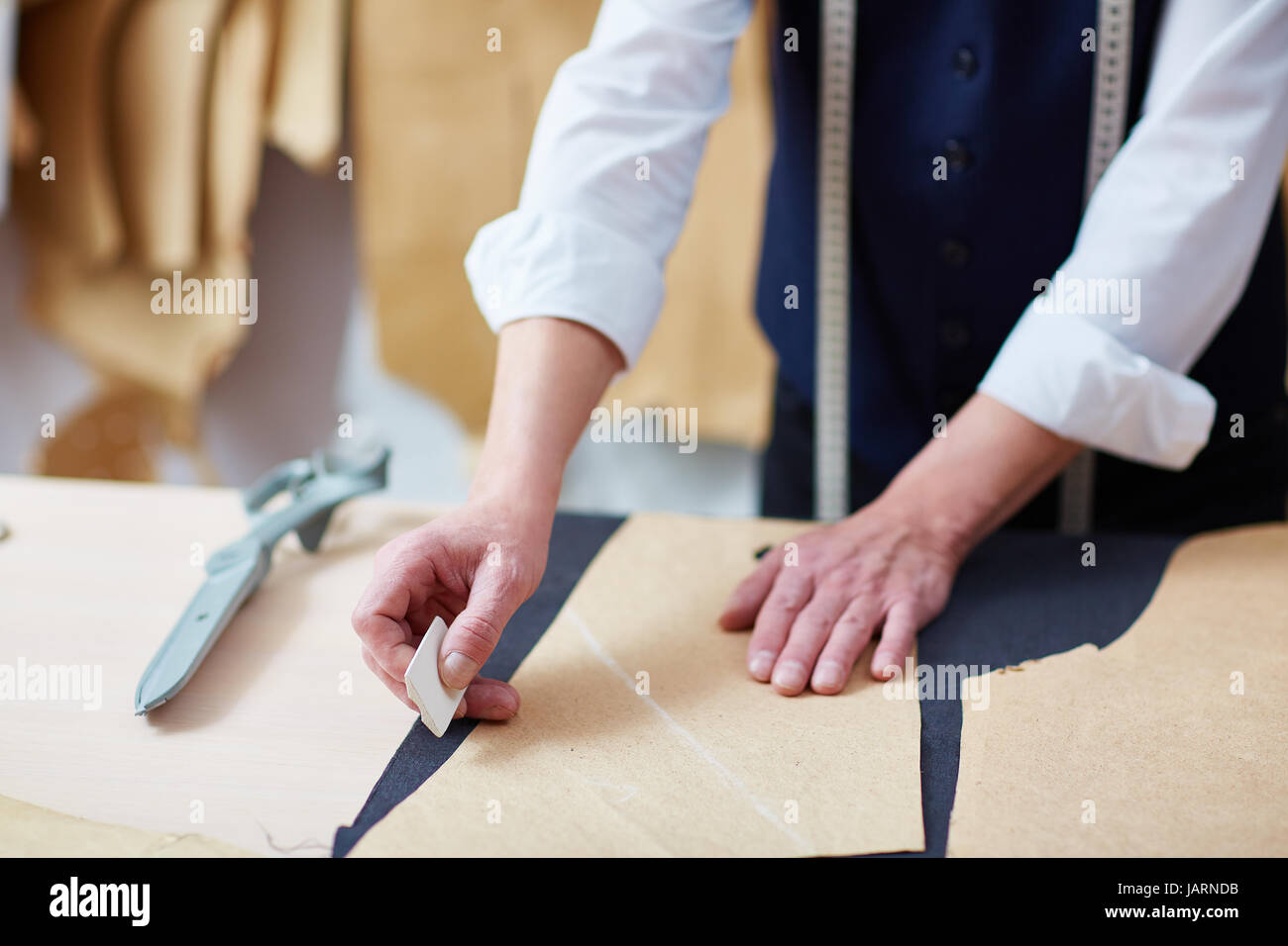 Schneiderei Handwerker arbeiten im Atelier Stockfoto