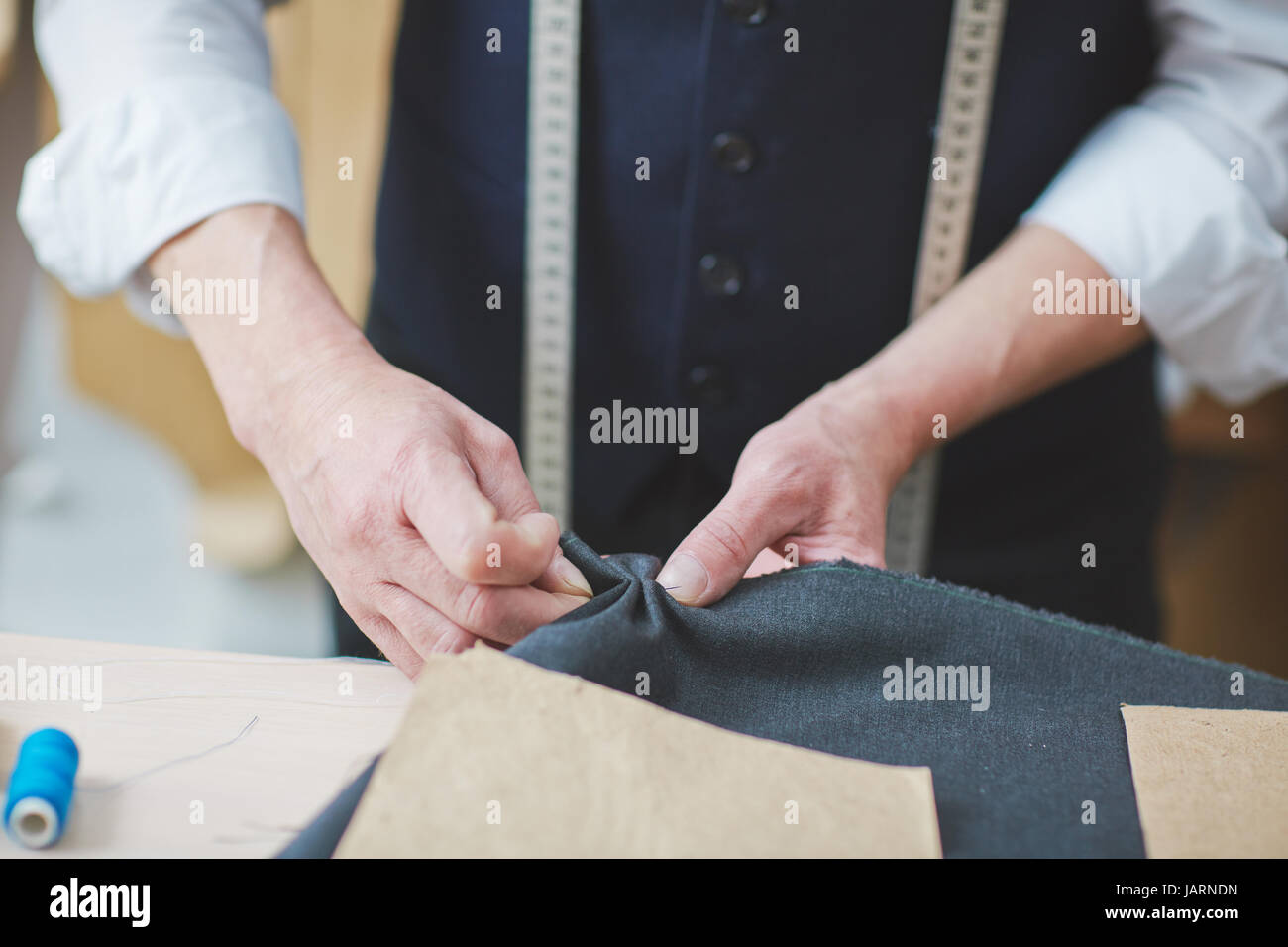 Schneider Hand nähen Kleidungsstücke im Atelier Stockfoto