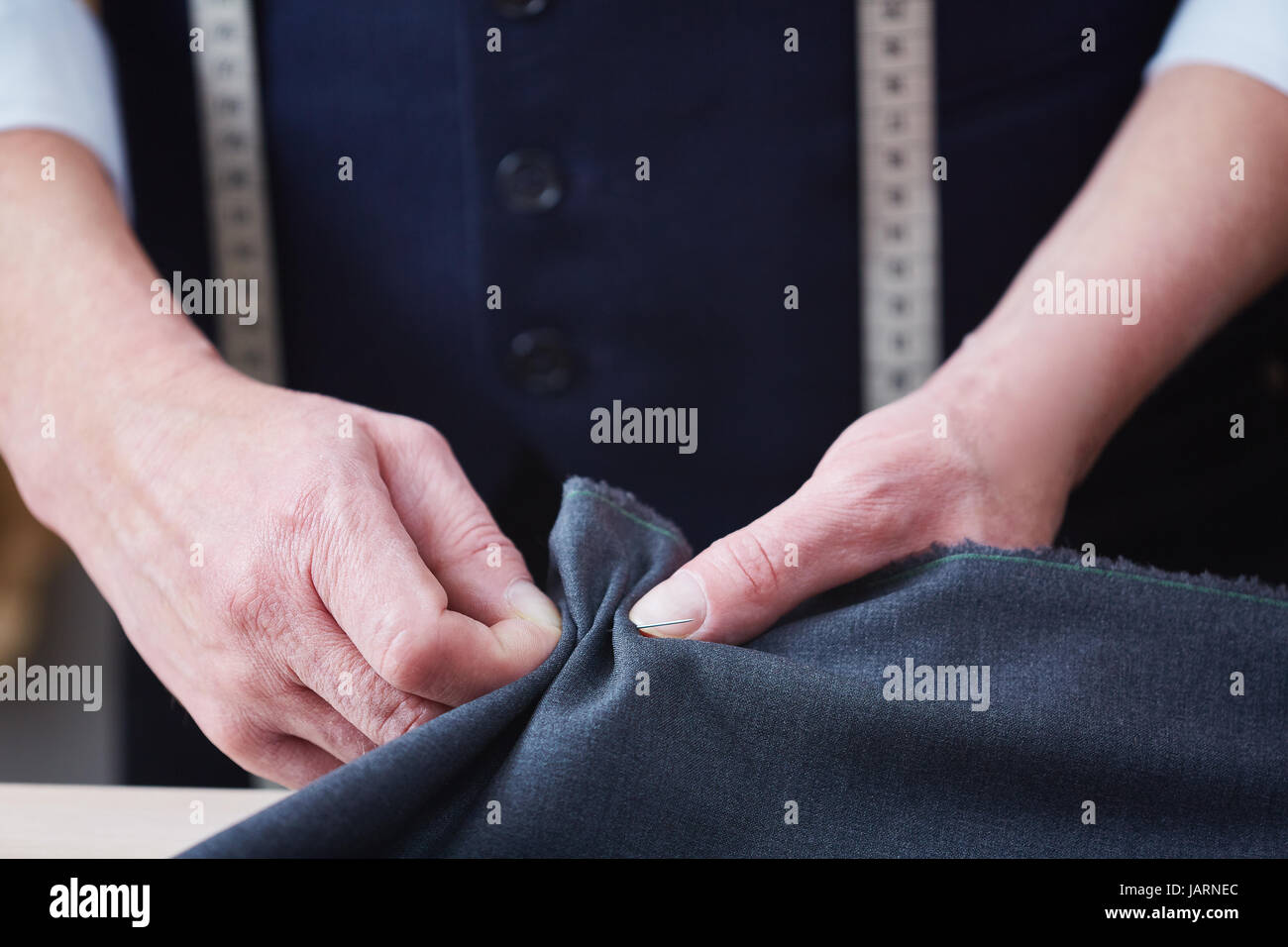 Erfahrenen Schneider Nähen Nähte auf benutzerdefinierte Kleidungsstück Stockfoto