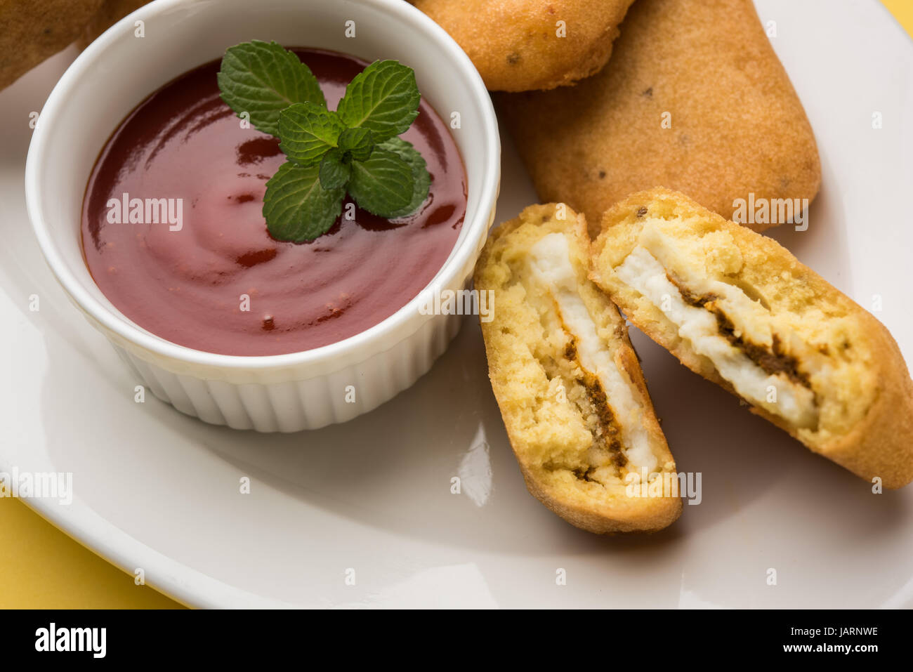 leckere Paneer Pakoda oder Hüttenkäse Pakoda, beliebter indischer snack Stockfoto