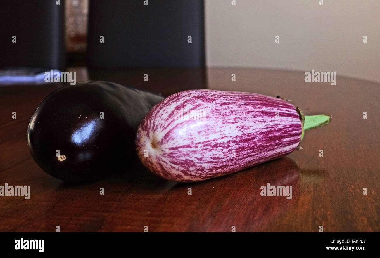 Gestreifte Aubergine oder Aubergine mit häufiger lila aubergine Stockfoto