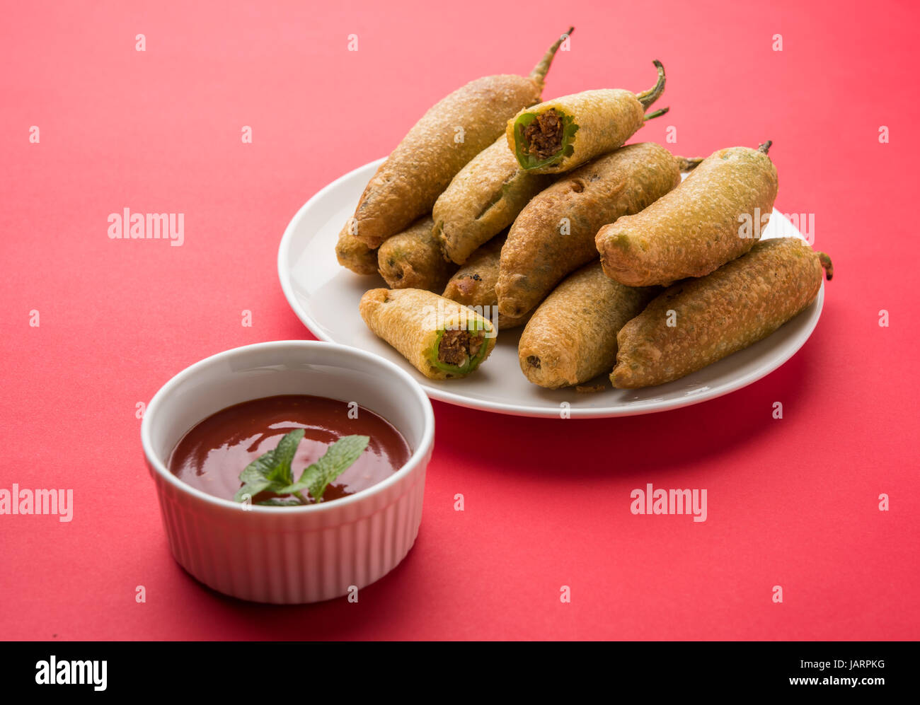 grüne Chili Pakode oder Mirch oder Mirchi Pakode, indische Lieblingstee Zeit Snack im Monsun Stockfoto