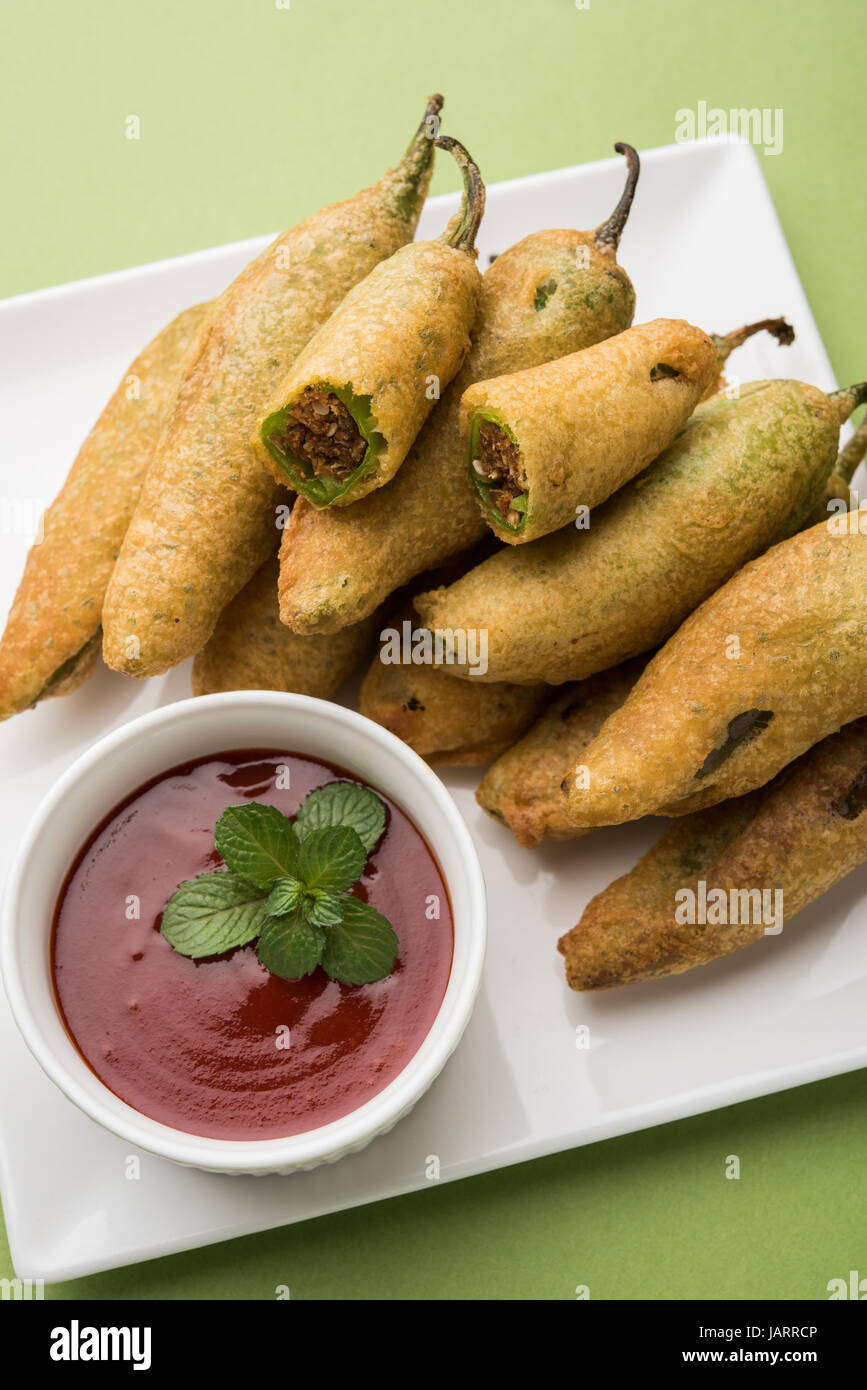 grüne Chili Pakode oder Mirch oder Mirchi Pakode, indische Lieblingstee Zeit Snack im Monsun Stockfoto