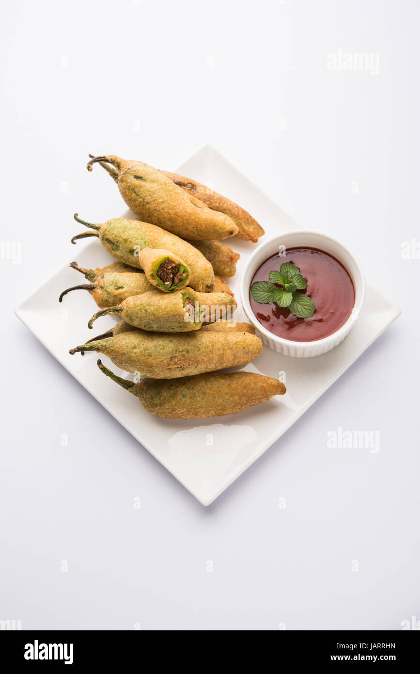 grüne Chili Pakode oder Mirch oder Mirchi Pakode, indische Lieblingstee Zeit Snack im Monsun Stockfoto