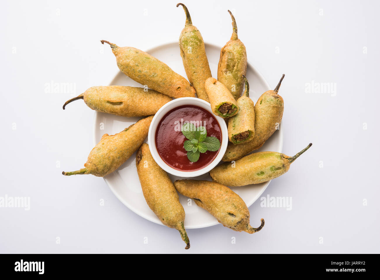 grüne Chili Pakode oder Mirch oder Mirchi Pakode, indische Lieblingstee Zeit Snack im Monsun Stockfoto