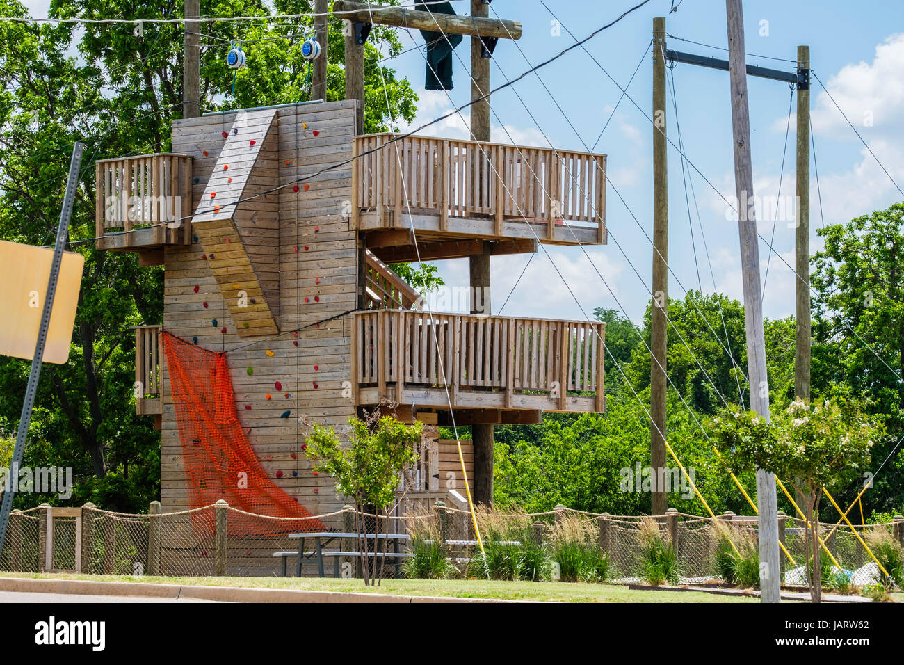 Ein hölzernes Spielhaus mit Kletterwand und Sicherheitsnetz am Overholser See, Oklahoma City, Oklahoma, USA. Stockfoto