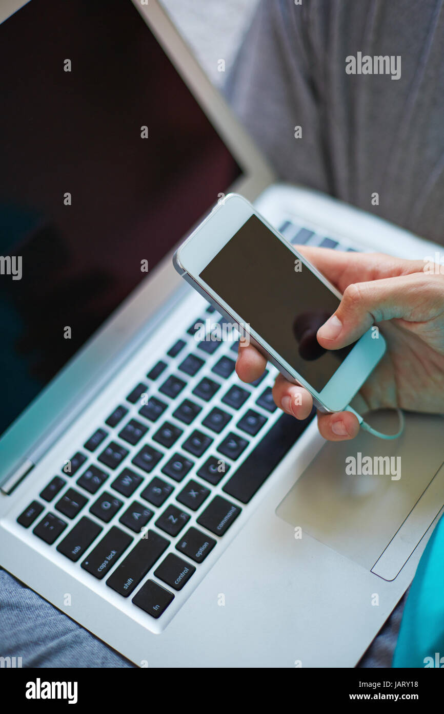 Smartphone als notwendiger Bestandteil des Lebens Stockfoto