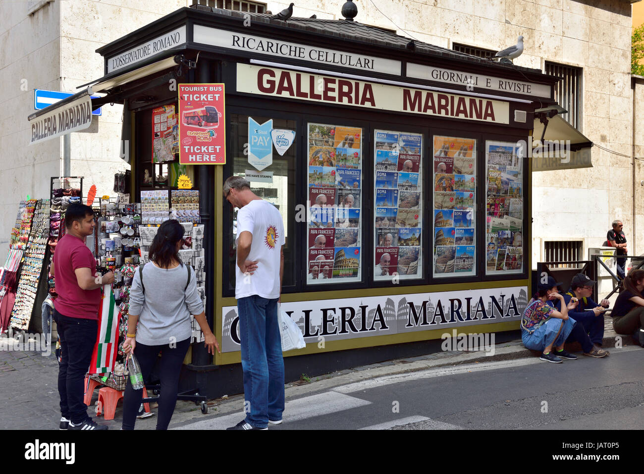 Stall verkaufen Souvenirs zum Porta Angelica außerhalb des Vatikans, Rom Stockfoto