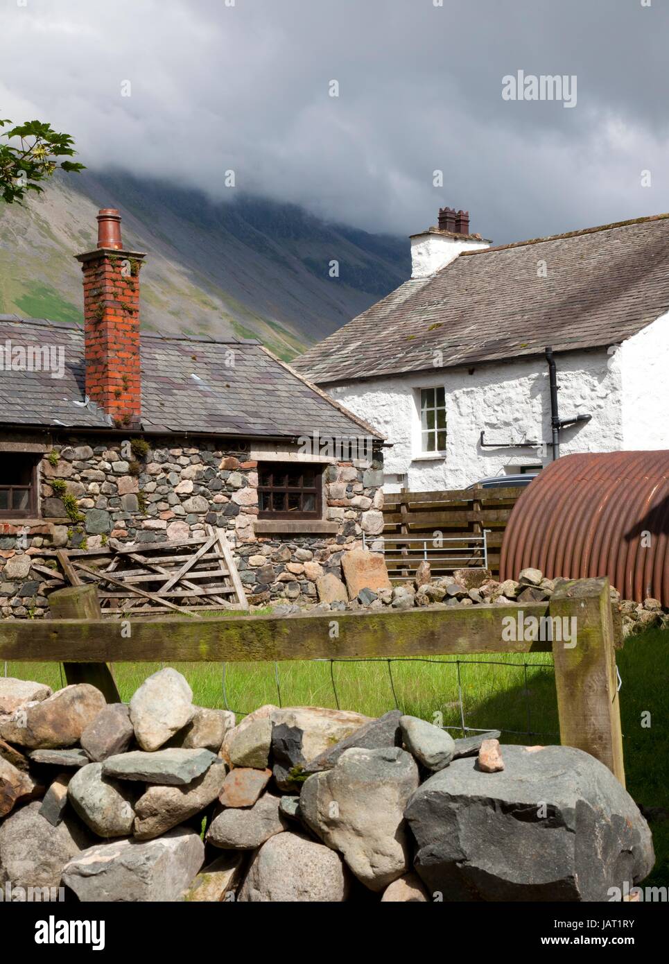 Traditionellen Lakeland-Stein-Hof, Wasdale Head, Lake District, Cumbria, England. Stockfoto