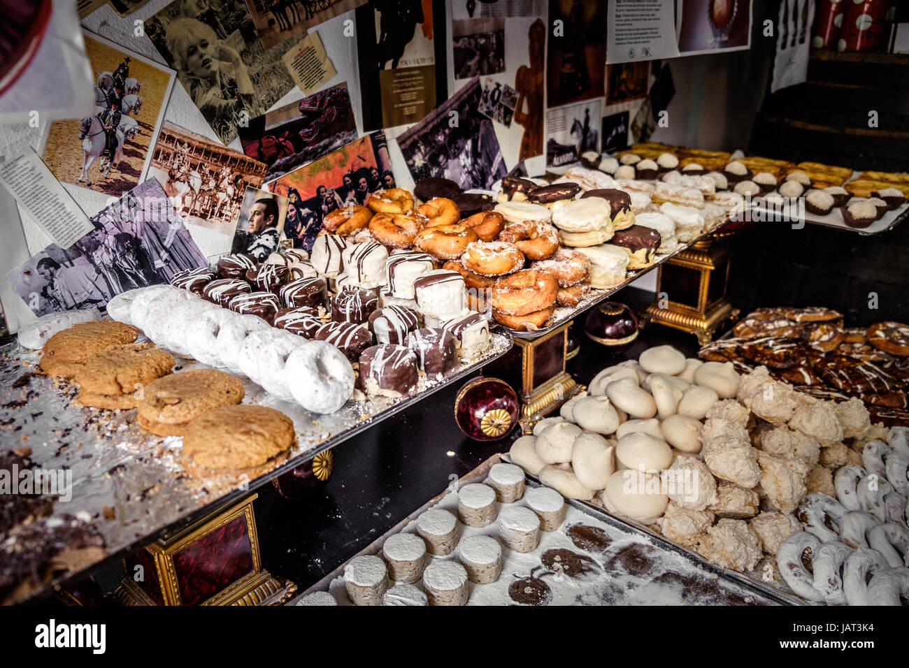 Gebäck & Kuchen zum Verkauf in einem Geschäft in Ronda, Spanien Stockfoto