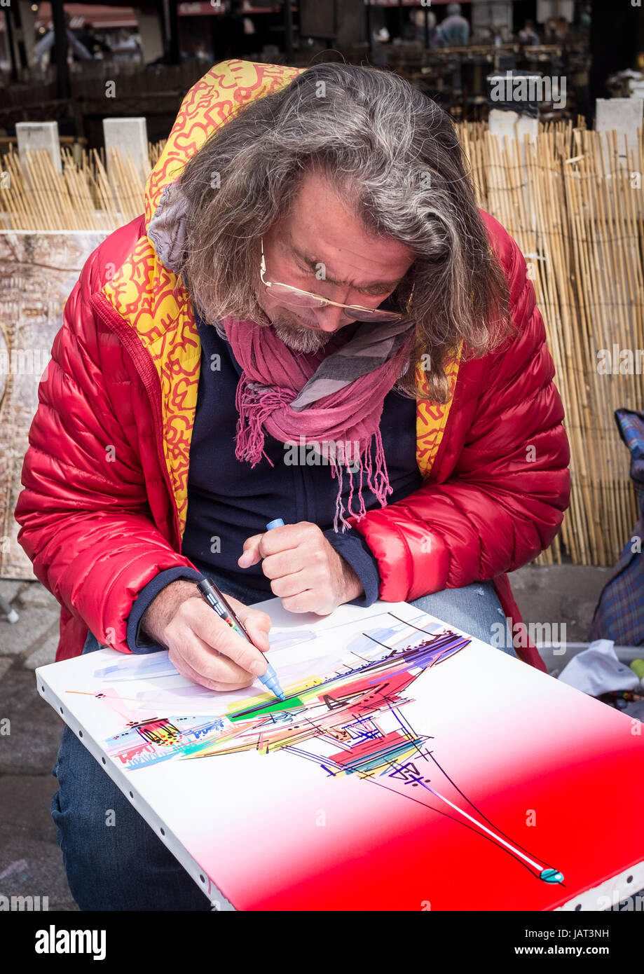 Streetart-Künstler bei der Arbeit in Montmartre, Paris Stockfoto