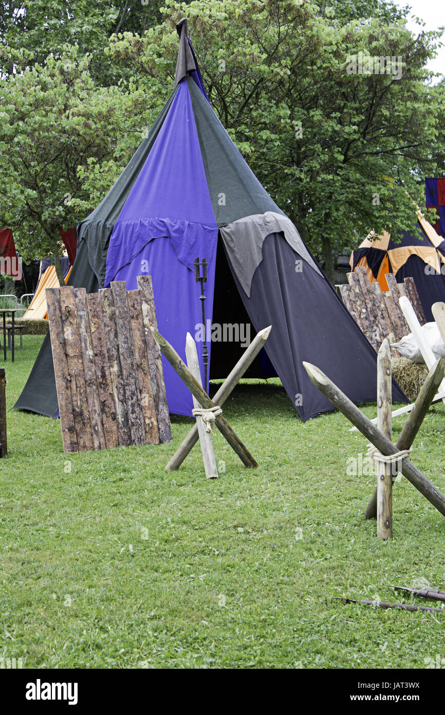 Mittelalterliches Lager mit Fahnen und Waffen und Geschichte zeigen Stockfoto