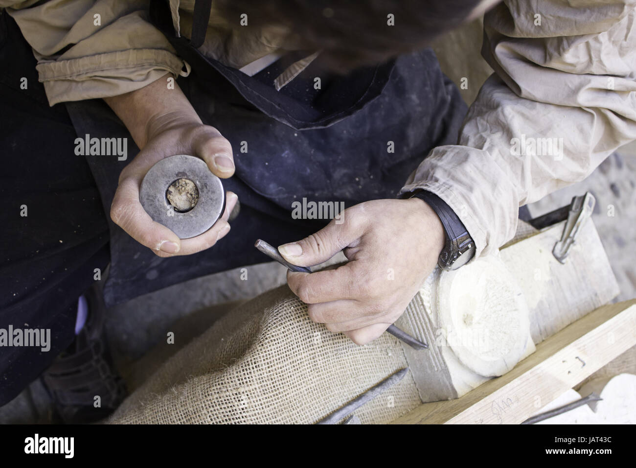 Professionelle Handwerker arbeiten in Holz-Schnitzerei, Zimmerei und Aktion Stockfoto