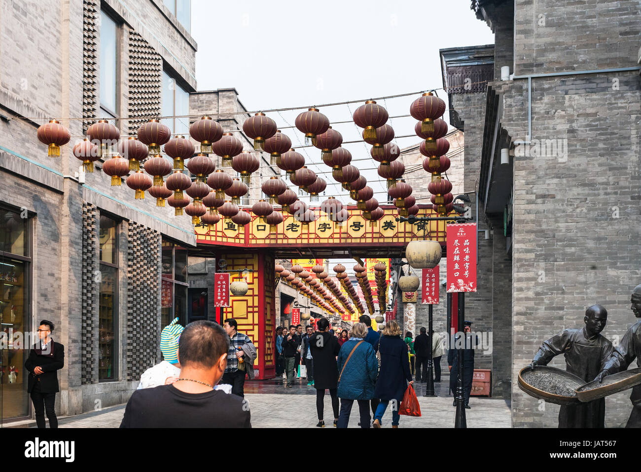 Peking, CHINA - 19. März 2017: Touristen in der Nähe von Geschäften auf Fußgänger Straße Qianmen in Beijing City. Qianmen Straße verläuft südlich vom Platz des himmlischen Friedens, ju Stockfoto
