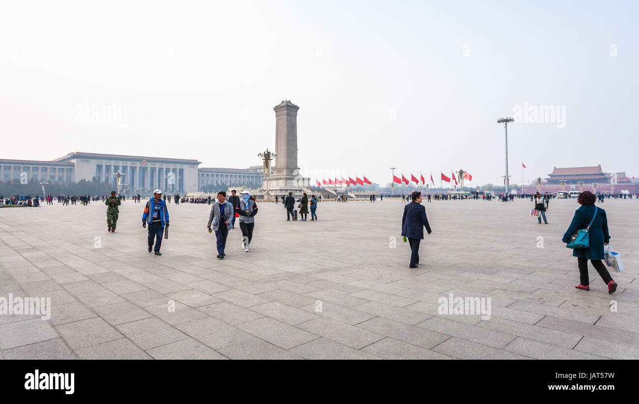 Peking, CHINA - 19. März 2017: Panorama der Tiananmen-Platz mit Menschen, Denkmal für die Helden und große Halle des Volkes im Frühjahr. TIA Stockfoto