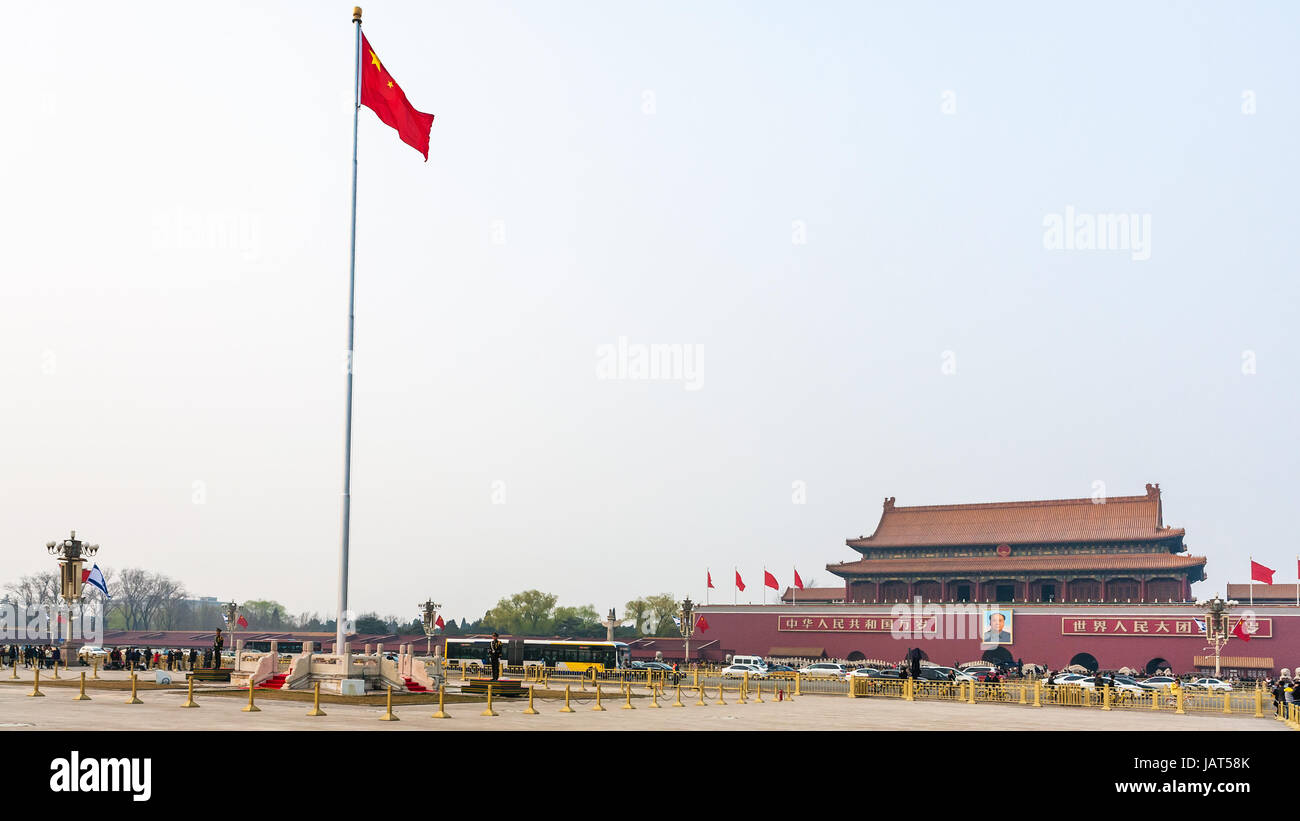 Peking, CHINA - 19. März 2017: Panorama des Tiananmen-Platzes mit Ehrenwache nahe dem Staatsflagge, Touristen und The Tiananmen Denkmal (Tor von er Stockfoto