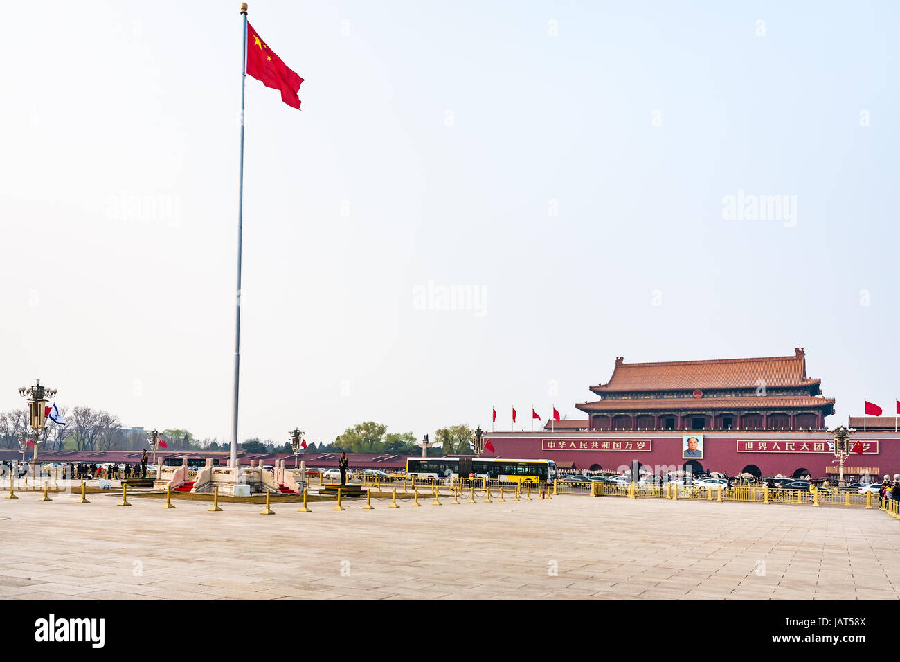 Peking, CHINA - 19. März 2017: Ansicht des Tiananmen-Platzes mit Ehrenwache nahe dem Denkmal Staatsflagge, Touristen und The Tiananmen (Tor des Himmels " Stockfoto