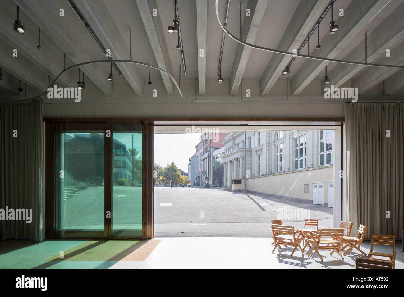 Blick vom Erdgeschoss Erweiterung inneren in Richtung Publc Quadrat. Stadtmuseum Aarau, Aarau, Schweiz. Architekt: Diener & Diener, 2015. Stockfoto