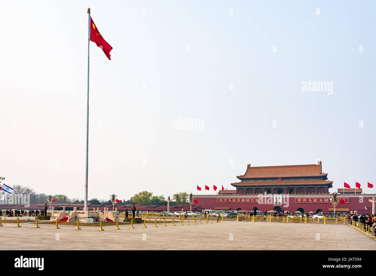 Peking, CHINA - 19. März 2017: Ansicht des Tiananmen-Platzes mit Ehrenwache nahe dem nationalen Flagge, Menschen und der Tiananmen-Denkmal (Tor der hieven Stockfoto