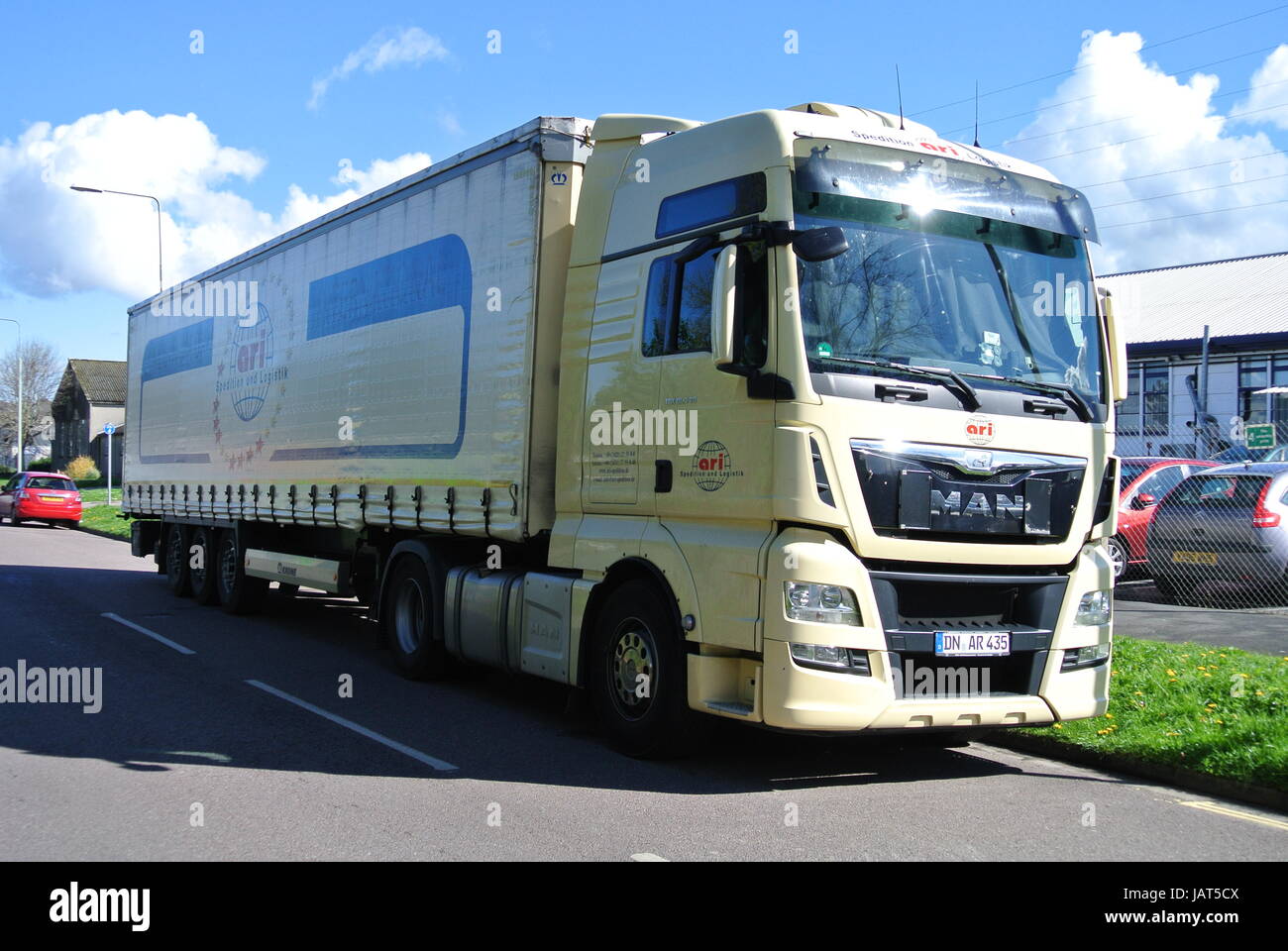 Registrierte deutscher artikuliert LKW geparkt im Gewerbegebiet, Newton Abbot, England, United Kingdom Stockfoto