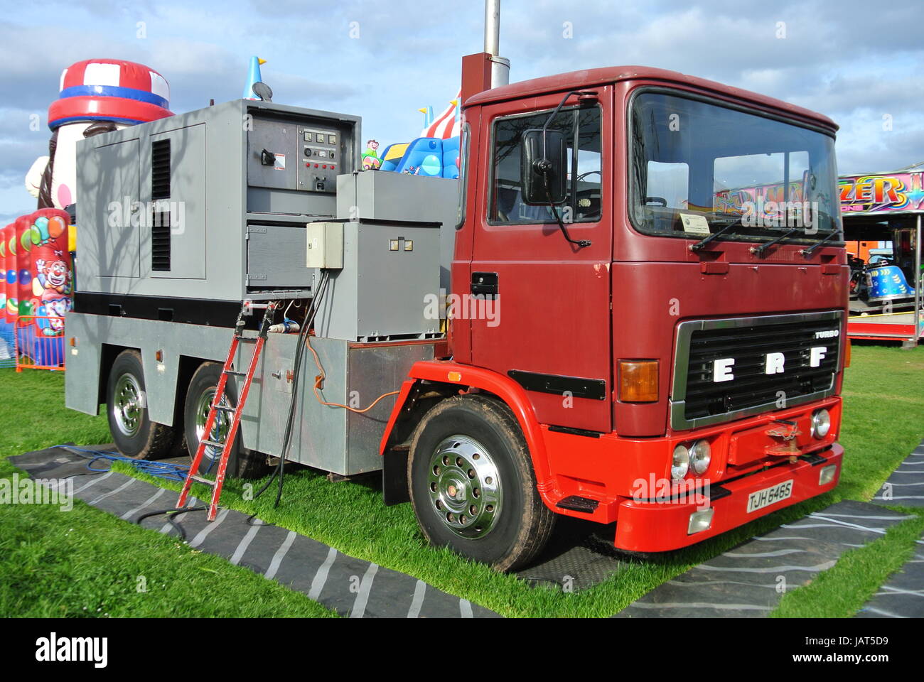 ERF-LKW mit einem großen Generator für die Stromversorgung Messegelände fährt Stockfoto