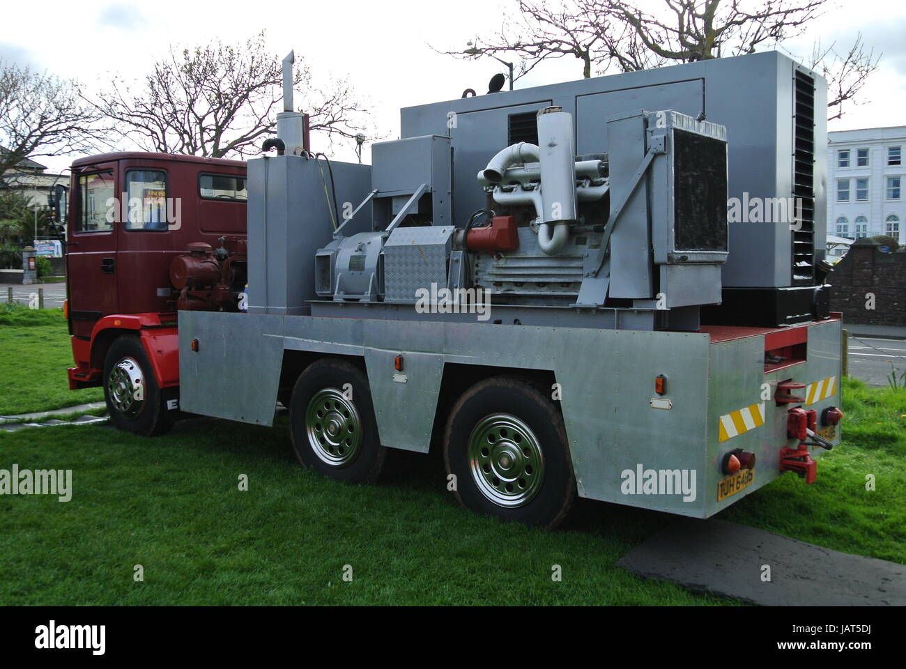 klassische 1977 ERF LKW mit einem großen Generator für die Stromversorgung Messegelände fährt Stockfoto