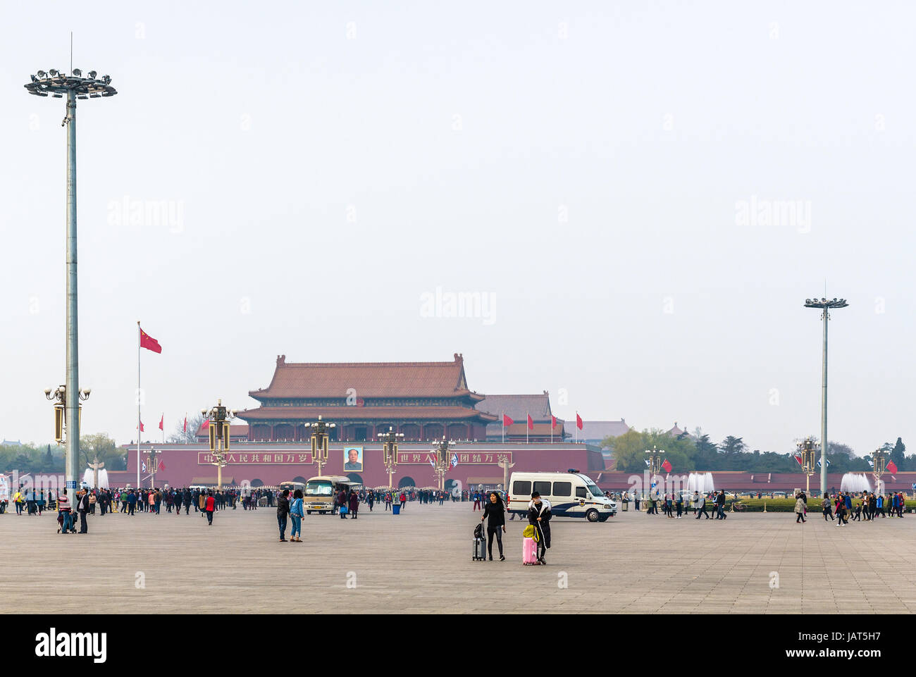 Peking, CHINA - 19. März 2017: Menschen und Ansicht der Tiananmen-Denkmal (Tor des himmlischen Friedens) auf dem Tiananmen-Platz im Frühjahr. Platz des himmlischen Friedens ist ce Stockfoto