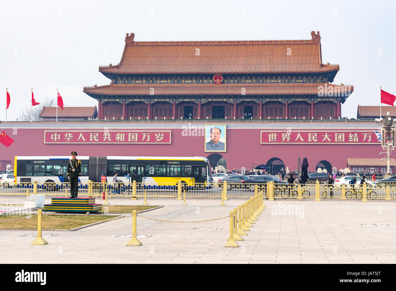 Peking, CHINA - 19. März 2017: Schutz der Ehre und Blick auf den Tiananmen-Denkmal (Tor des himmlischen Friedens) auf dem Tiananmen-Platz im Frühjahr. Tiananmen-S Stockfoto
