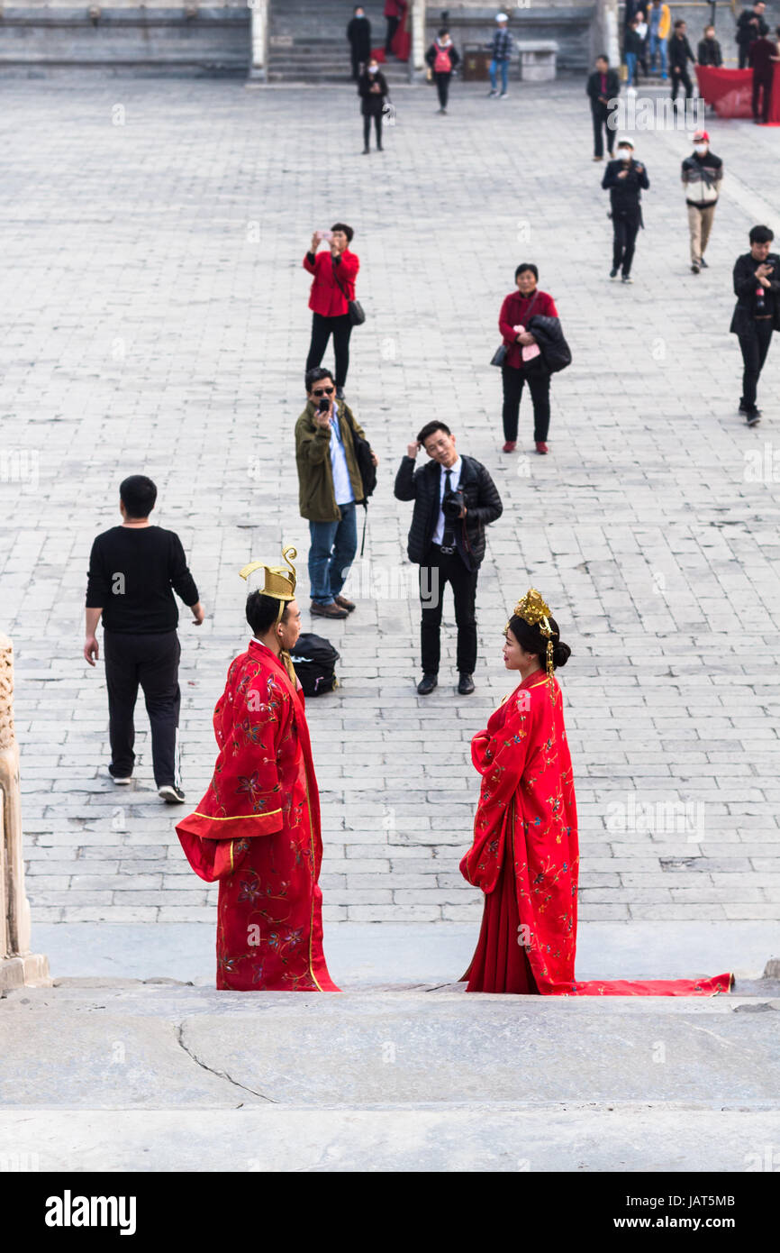 Peking, CHINA - 19. März 2017: Paar in traditionellen Kleidern und Fotograf am Hof des Imperial Ancestral Temple (Taimiao, arbeiten Menschen C Stockfoto