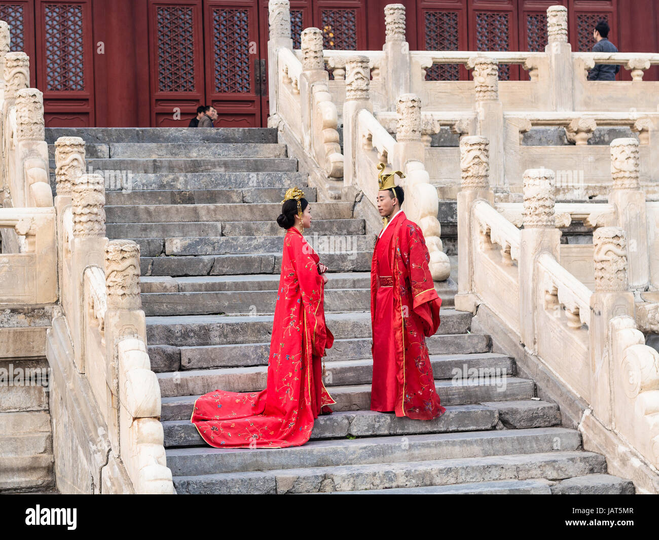 Peking, CHINA - 19. März 2017: Paar in Tracht auf Schritte Halle für die Verehrung der Ahnen in Imperial Ancestral Temple (Taimiao) werden in Stockfoto