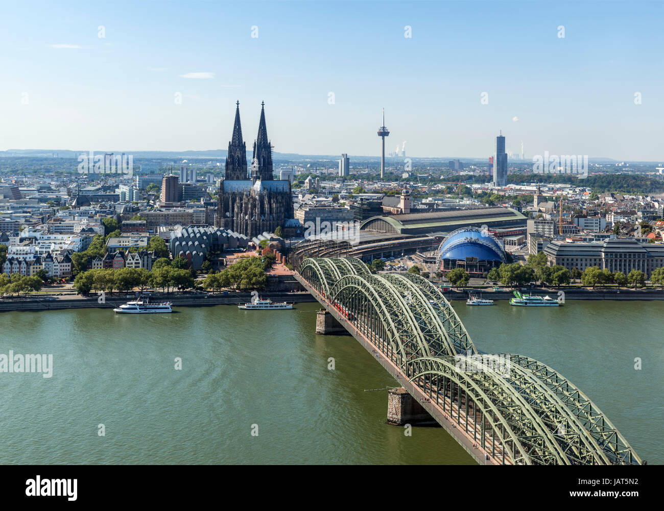 Kölner Dom. Blick über den Rhein auf den Kölner Dom und Bahnhof mit der Hohenzollern Brücke im Vordergrund, Köln, Deutschland Stockfoto
