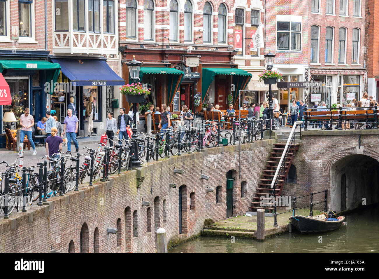 Blick auf die historische Innenstadt mit Leute an der Oudegracht (alten Kanal) und dem Vismarkt Straße (Fischmarkt). Utrecht, Niederlande. Stockfoto