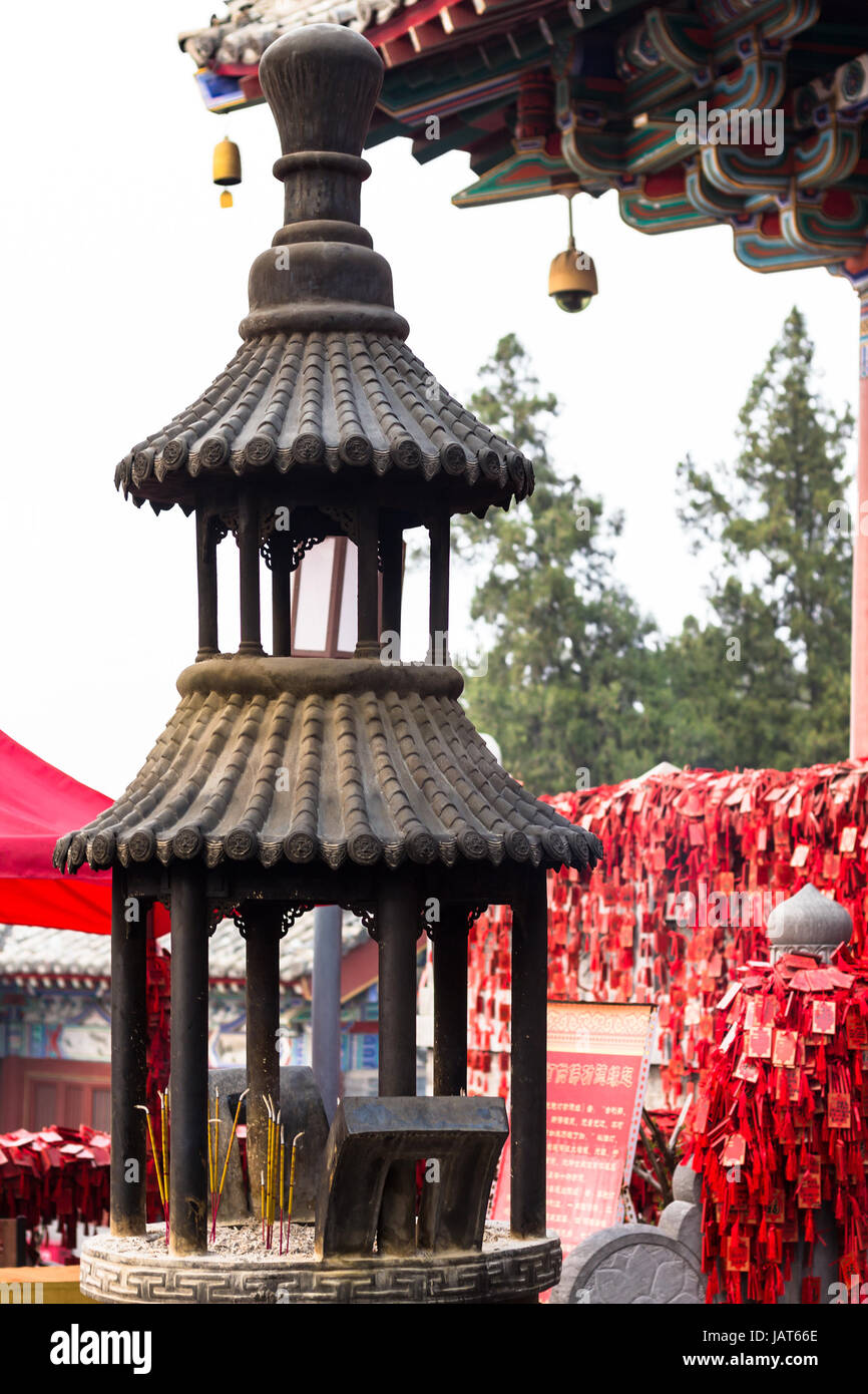 LUOYANG, CHINA - 20. März 2017: Altar in der Nähe von Xiangshan Tempel auf East Hill für chinesische buddhistische Denkmal Longmen Grotten im Frühjahr. Der Komplex wurde ins Stockfoto